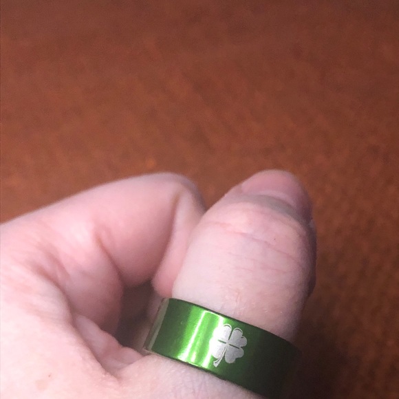 💚 St Patrick’s Day ring that doubles as an opener - Picture 2 of 4